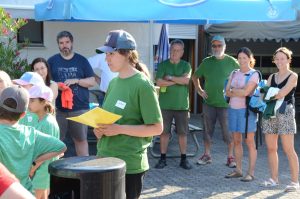 Carmen Beck begrüsst alle Eldern und Kinder und erklärt den Ablauf der nächsten drei Tage des NaturCamps.